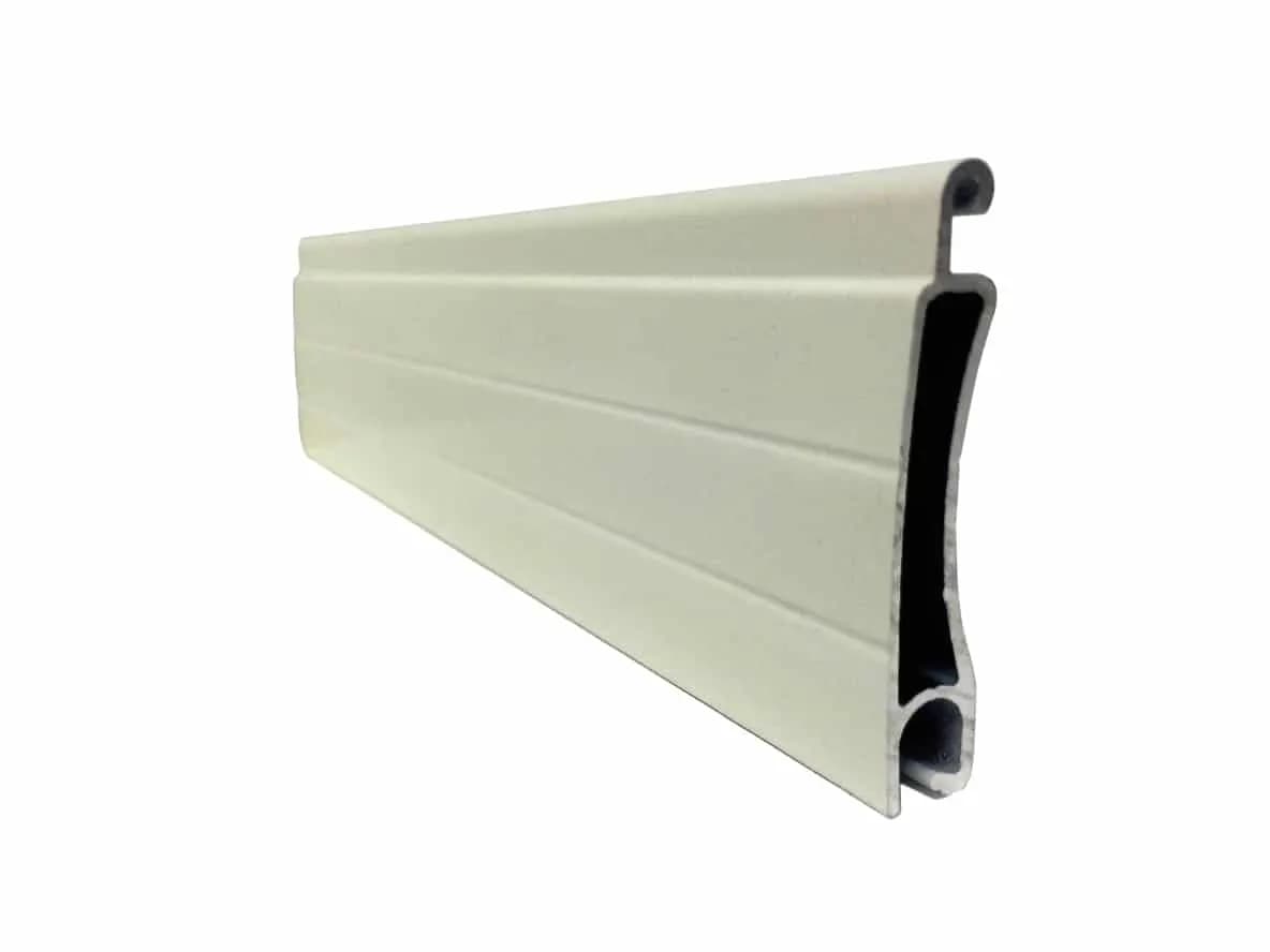 Coupe d’une lame extrudée en aluminium double paroi montrant la chambre creuse et l’agrafage roulé