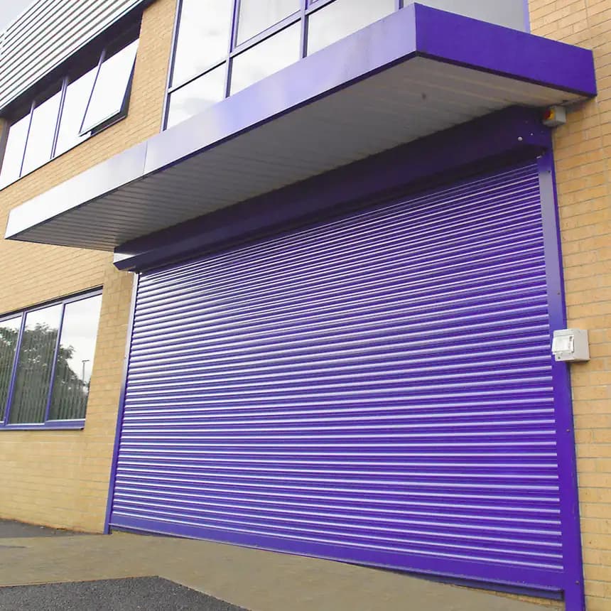 Variante de teinte : rideau extrudé aluminium thermolaqué violet RAL avec caisson et coulisses assortis
