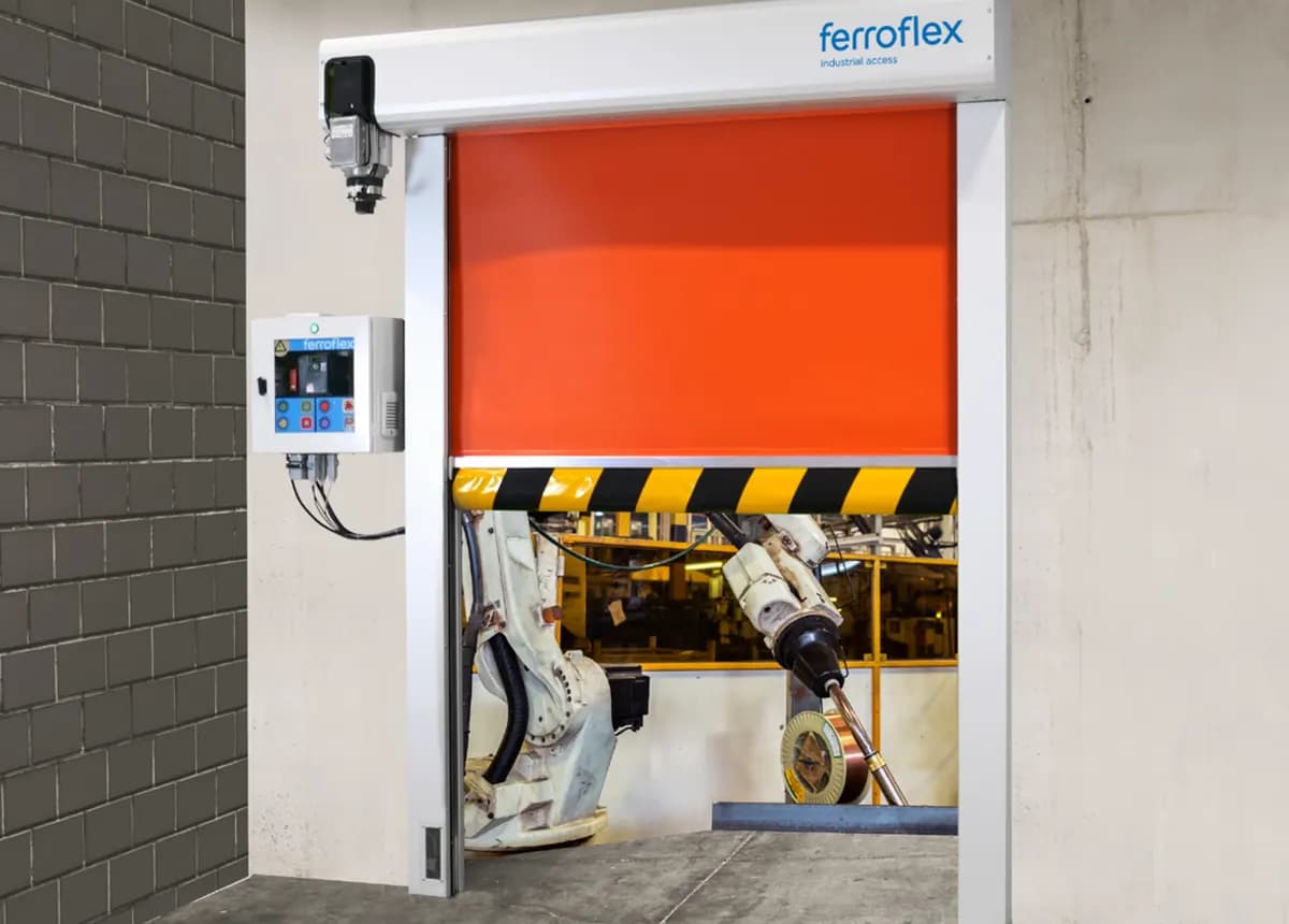 Motoréducteur en tête de portail rapide et armoire de commande murale, avec bourrelet de sécurité lesté jaune et noir