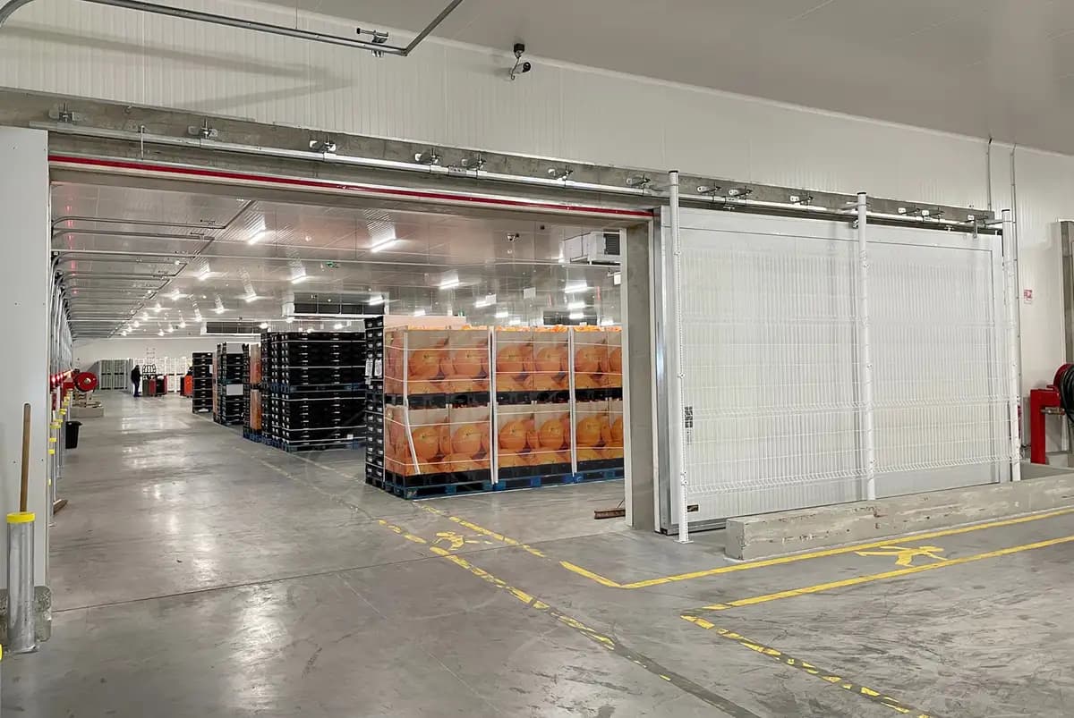 Variante à remplissage grillagé : vantail coulissant séparant deux zones d’une halle de distribution