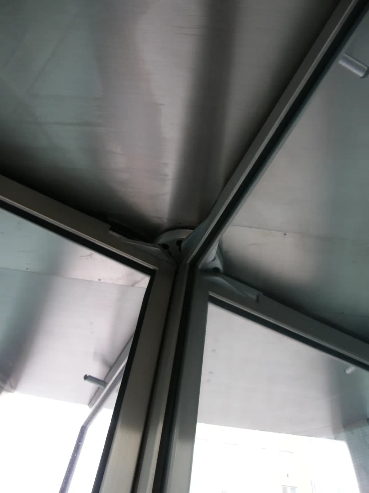 Vue en contre-plongée sous la canopée d’une porte tambour, montrant le moyeu central et le carter d’entraînement