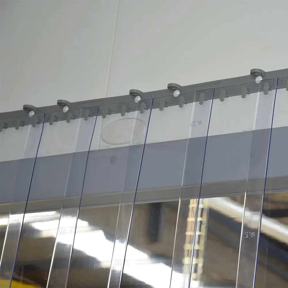 Rail de suspension fixé en sous-face avec la rangée de crochets portant chaque lanière PVC